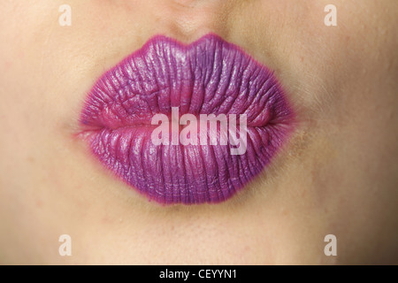 Henry Holland Backstage London bereit zu tragen Frühling Sommer Großaufnahme des Modells Lippen mit lila Lippenstift Stockfoto