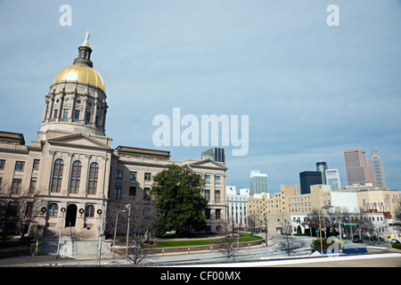 Atlanta, Georgia - State Capitol Building Morgen mal mit der Skyline der Innenstadt auf der rechten Seite zu sehen Stockfoto