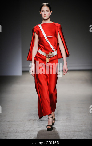 Thimister Paris Haute Couture bereit zu tragen Herbst Wintermodell tragen ein militärischen Stil hell rotes Kleid Schlitz auf der Brust, rot Stockfoto