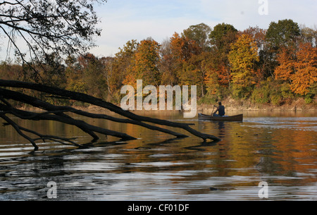 Kanu-Herbstlaub am Ohio Seepaddeln Stockfoto