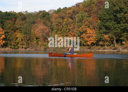 Kanu-Herbstlaub am Ohio Seepaddeln Stockfoto