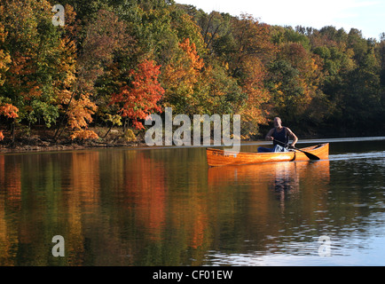 Kanu-Herbstlaub am Ohio Seepaddeln Stockfoto