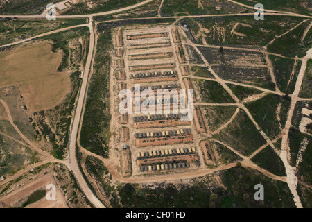 Luftaufnahme zeigt eine Reihe von Panzern mit Tarngefleinen, die in einem israelischen Militärgelände im westlichen Negev-Süden Israels geparkt sind Stockfoto