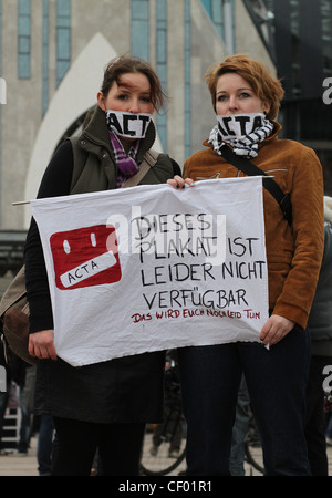 Zwei deutsche Frauen protestieren in der City von Leipzig gegen das Anti-Counterfeiting Trade Agreement (ACTA), Deutschland. Stockfoto