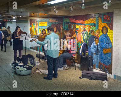 Wandmalereien in der Grand Central U-Bahn Station in New York. Stockfoto