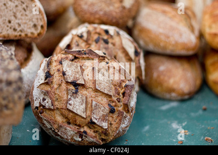 Bild von Sauerteig Weißbrot auf einem grünen Tisch Stockfoto