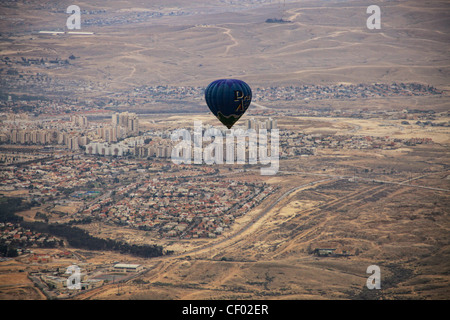 Ein Heißluftballon schwebt in der Luft über beerscheba auch buchstabiertes Beer-Sheva die größte Stadt in der Wüste Negev Süd Israel Stockfoto