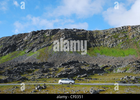 Straße nach Hamningberg mit Auto im Sommer. Stockfoto