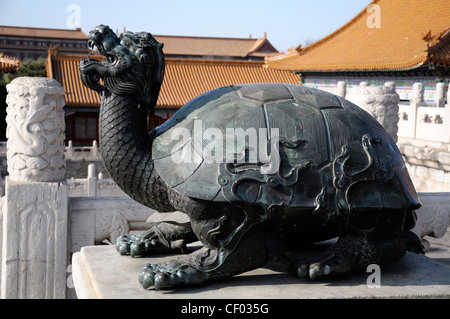 Bronzestatue Schildkröte Drachen den Kopf außen Tai er Dian Hall kaiserlichen Sommerpalast verbotenen Stadt Peking China Symbol symbolisch Stockfoto