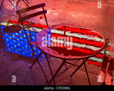 Amerikanische Flagge Spiegelbild in einer Pfütze Stockfoto