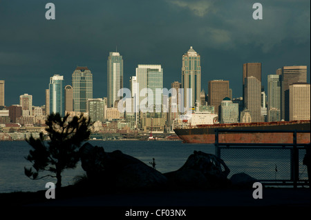 Ein dramatischer Sonnenuntergang beleuchtet der schönen Uferpromenade von Seattle über Elliott Bay West Seattle entnommen. Stockfoto