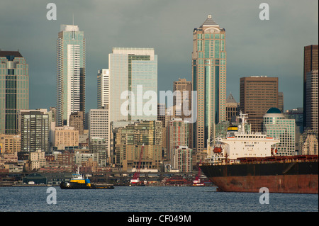 Ein dramatischer Sonnenuntergang beleuchtet der schönen Uferpromenade von Seattle über Elliott Bay West Seattle entnommen. Stockfoto