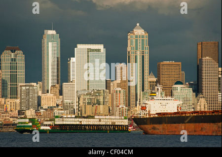 Ein dramatischer Sonnenuntergang beleuchtet der schönen Uferpromenade von Seattle über Elliott Bay West Seattle entnommen. Stockfoto