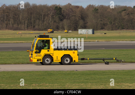 Abschleppwagen für Flugzeuge an RAF Linton auf Ouse Stockfoto