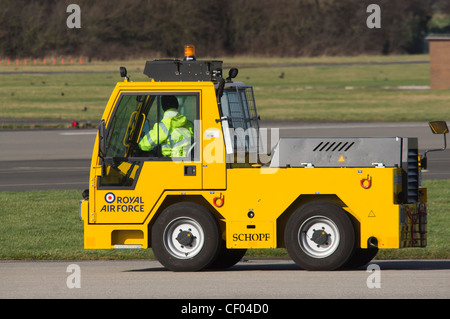 Abschleppwagen für Flugzeuge an RAF Linton auf Ouse Stockfoto