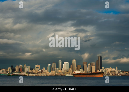 Ein dramatischer Sonnenuntergang beleuchtet der schönen Uferpromenade von Seattle über Elliott Bay West Seattle entnommen. Stockfoto