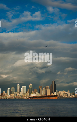 Ein dramatischer Sonnenuntergang beleuchtet der schönen Uferpromenade von Seattle über Elliott Bay West Seattle entnommen. Stockfoto