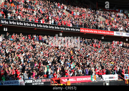 Der Norden Stand, Charlton Athletic FC, The Valley V Stevenage FC in der englischen Liga 1 vor einem Publikum der 26.546 Stockfoto