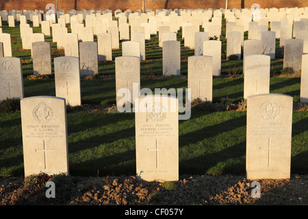 Ersten Weltkrieg Gräber am Faubourg Amiens Cemetery in Arras, Frankreich. Stockfoto