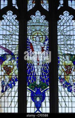 Glasfenster in St. Peter und Pauls Kirche Northleach Stockfoto