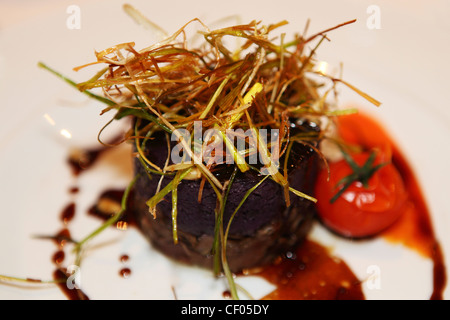 Confit von der Ente wird als Hauptgericht serviert. Stockfoto