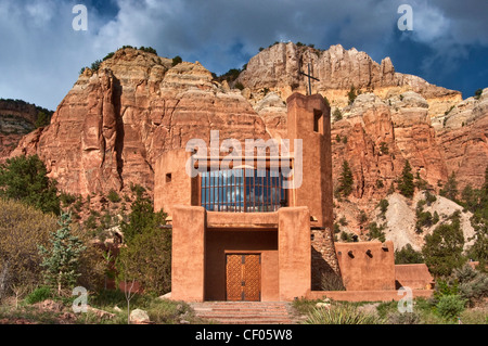 Kirche von Christ des Klosters Wüste, Mesa de Las Viejas hinter, in Chama Canyon in der Nähe von Abiquiu, New Mexico, USA Stockfoto