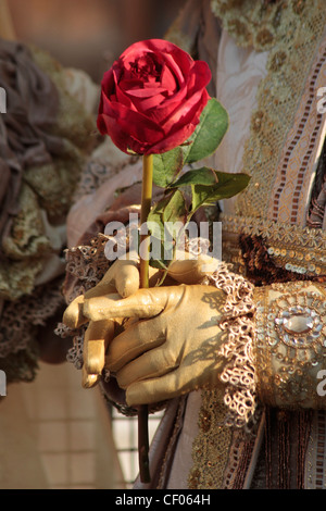 Karneval in Venedig Karneval in Venedig, Rose in Händen von einer maskierten Person, Venedig, Italien, Europa Stockfoto