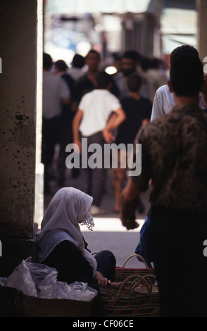 Algier, Algerien--verkauft eine Frau ihre waren auf den Straßen der Hauptstadt. Stockfoto