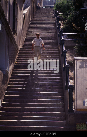 Algier, Algerien - ein Mann steigt einer der vielen Treppen in der hügeligen Stadt am Meer. Stockfoto