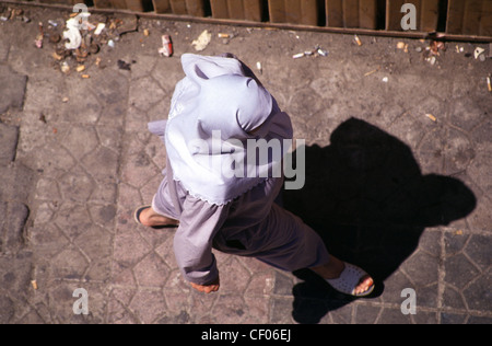 Algier, Algerien--eine konservative algerischen Frau zu Fuß in den Straßen der Hauptstadt. Stockfoto