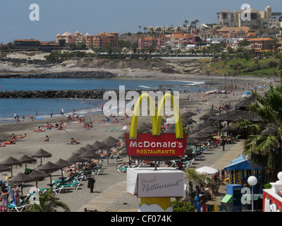 Ein McDonalds-Restaurant am Rande von einem Strand in Playa de Fanabe, in der Nähe von Costa Adeje, Teneriffa, Kanarische Inseln Stockfoto