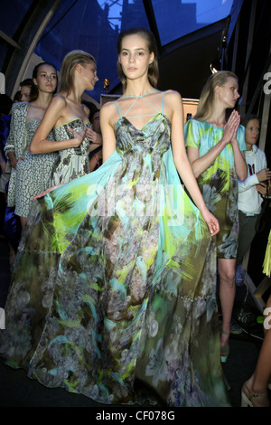 Matthew Williamson Backstage London Ready to Wear-Frühling Stockfoto