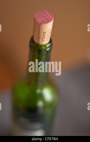 Eine Flasche Rotwein aus der Region "Rioja" in Spanien. Stockfoto