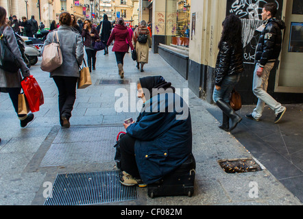 Paris, Frankreich, Alte obdachlose Frau bettelt auf der Straße vor dem französischen Kaufhaus, Rentner, Sozialkrise, ältere Einsamkeit, Alter, öffentliche ARMUT ÄLTERER MENSCH, Straße Paris am Tag, Armut Stockfoto