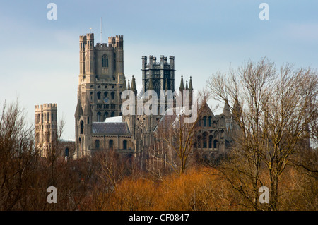 Eine landschaftlich reizvolle Schuß aus über die Fens von Ely Cathedral, Ely, Cambridgeshire, England. Stockfoto