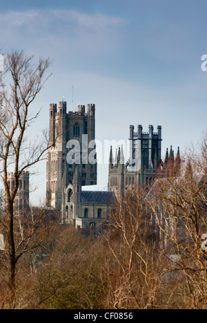 Eine landschaftlich reizvolle Schuß aus über die Fens von Ely Cathedral, Ely, Cambridgeshire, England. Stockfoto