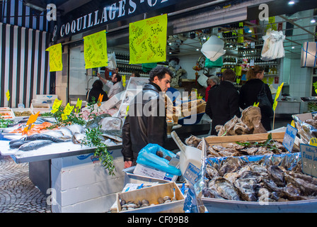 Paris, Frankreich, Menschen Einkaufen in Französisch Fish Monger Shop in Monmorgeil District, Lebensmittelpreise Stockfoto