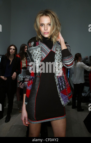 Matthew Williamson Backstage London bereit zu Herbst Winter 2011 2012 tragen Stockfoto