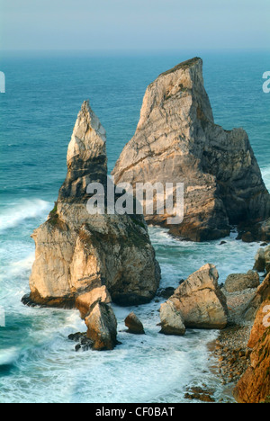 Wilde Küste am Strand von Ursa, Sintra, Portugal Stockfoto