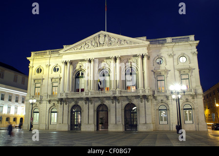 Camara Municipal oder City Hall in der Abenddämmerung, Praca Municipio, Lissabon, Portugal Stockfoto