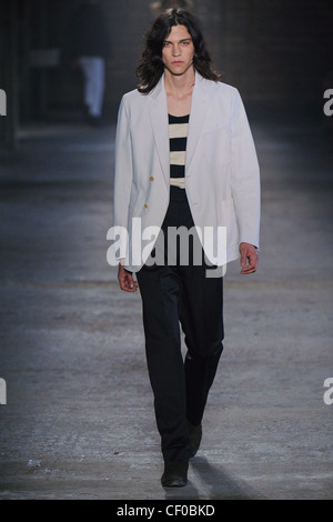 Alexander McQueen Milan Ready to Wear Menswear Frühjahr-Sommer 2012 Stockfoto