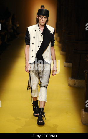 Ann Demeulemeester Paris Ready to Wear Menswear Frühjahr-Sommer 2012 Stockfoto