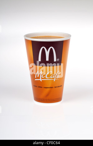 Ein Pappbecher McDonalds McCafe Kaffee auf weißem Hintergrund Ausschnitt. Stockfoto