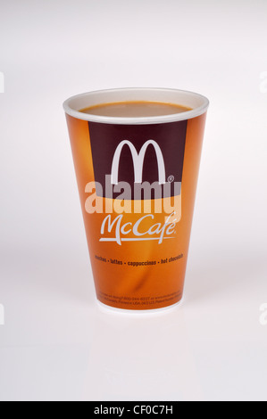 Eine Tasse McDonalds McCafe Kaffee ohne Deckel auf weißem Hintergrund Ausschnitt. USA Stockfoto