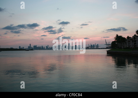 Gebäude, Miami, Boot, Sonnenuntergang, Yacht, Biscayne Bay, Port Of Miami, Kräne, Schiff Stockfoto