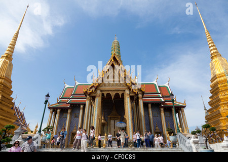 Touristen außerhalb der Tempel des Smaragd-Buddha im Grand Palace, Bangkok, Thailand Stockfoto