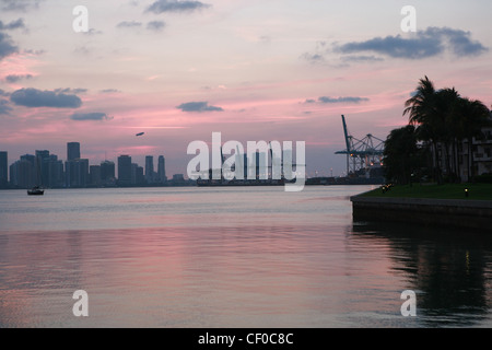 Gebäude, Miami, Boot, Sonnenuntergang, Yacht, Biscayne Bay, Port Of Miami, Kräne, Schiff Stockfoto