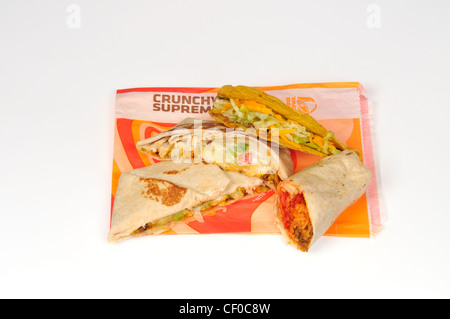 Taco Bell Burrito, Taco und Crunchwrap oberste auf Wrapper auf weißem Hintergrund Ausschnitt Stockfoto