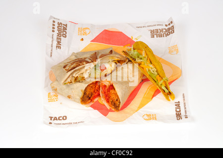 Taco Bell Burrito, Taco und Crunchwrap oberste auf Wrapper auf weißem Hintergrund Ausschnitt Stockfoto