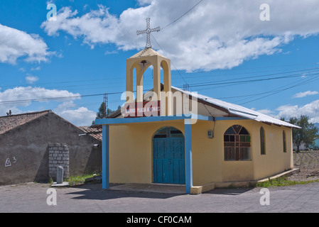 Eine sehr kleine gelbe Kirche im Plaza Arenas, Ecuador. Stockfoto